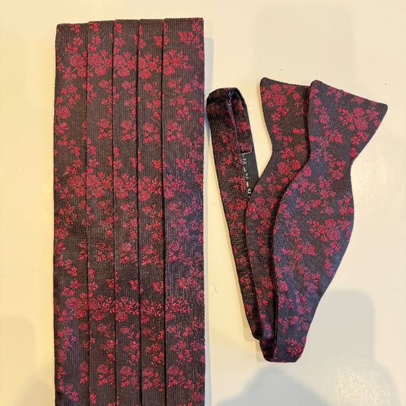 Silk Cummerbund with matching bow tie. - Picture 1 of 1